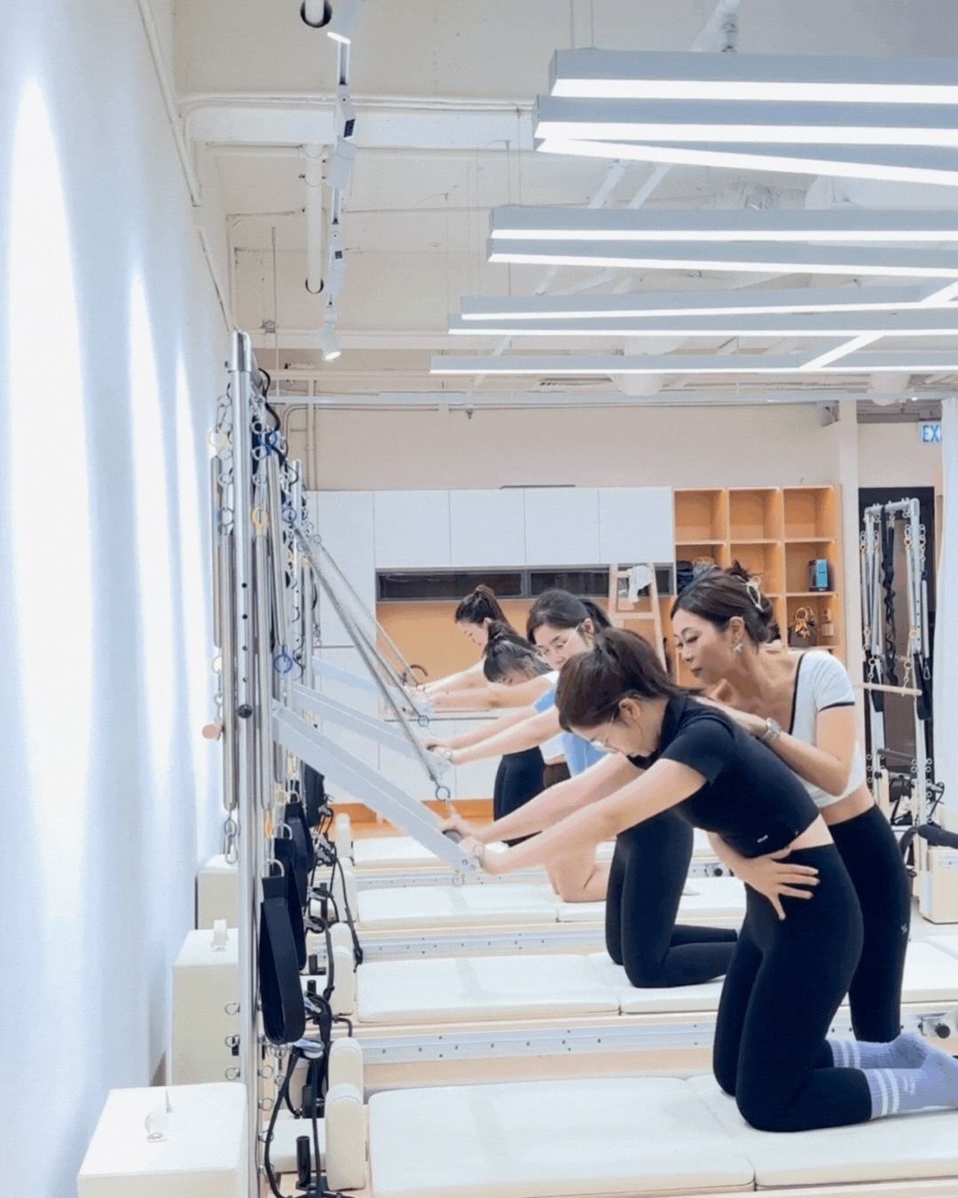 創辦人正指導學員進行韓式Tower Pilates，課堂中展現專業示範及細心調整